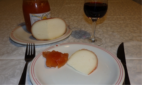 Casprini da Omero, home-made apple jam with sheep cheese and traditional Chianti